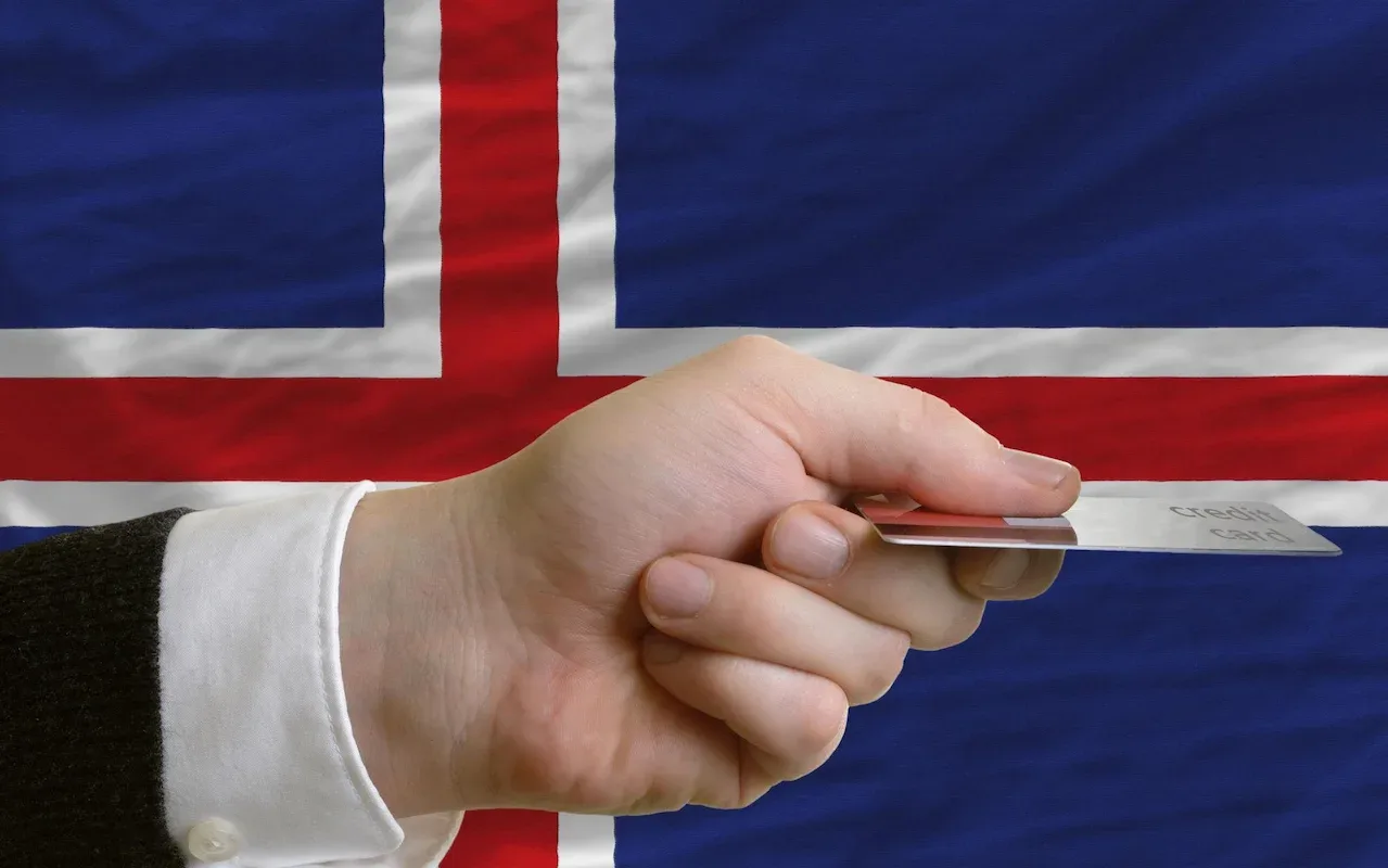 Tourist paying with card in Iceland while traveling on a budget