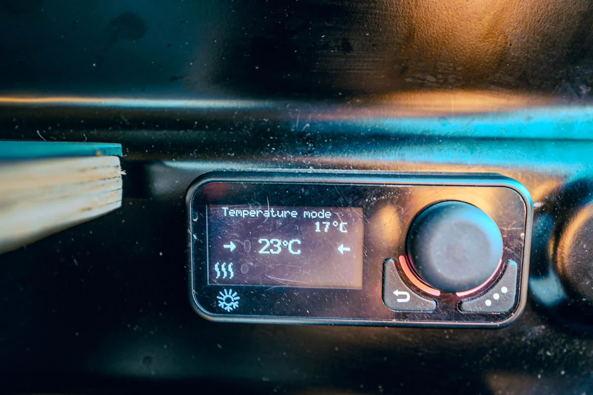 Il pannello di controllo del riscaldamento nel Fiat Scudo 3 Family Campervan, impostato su 23 °C