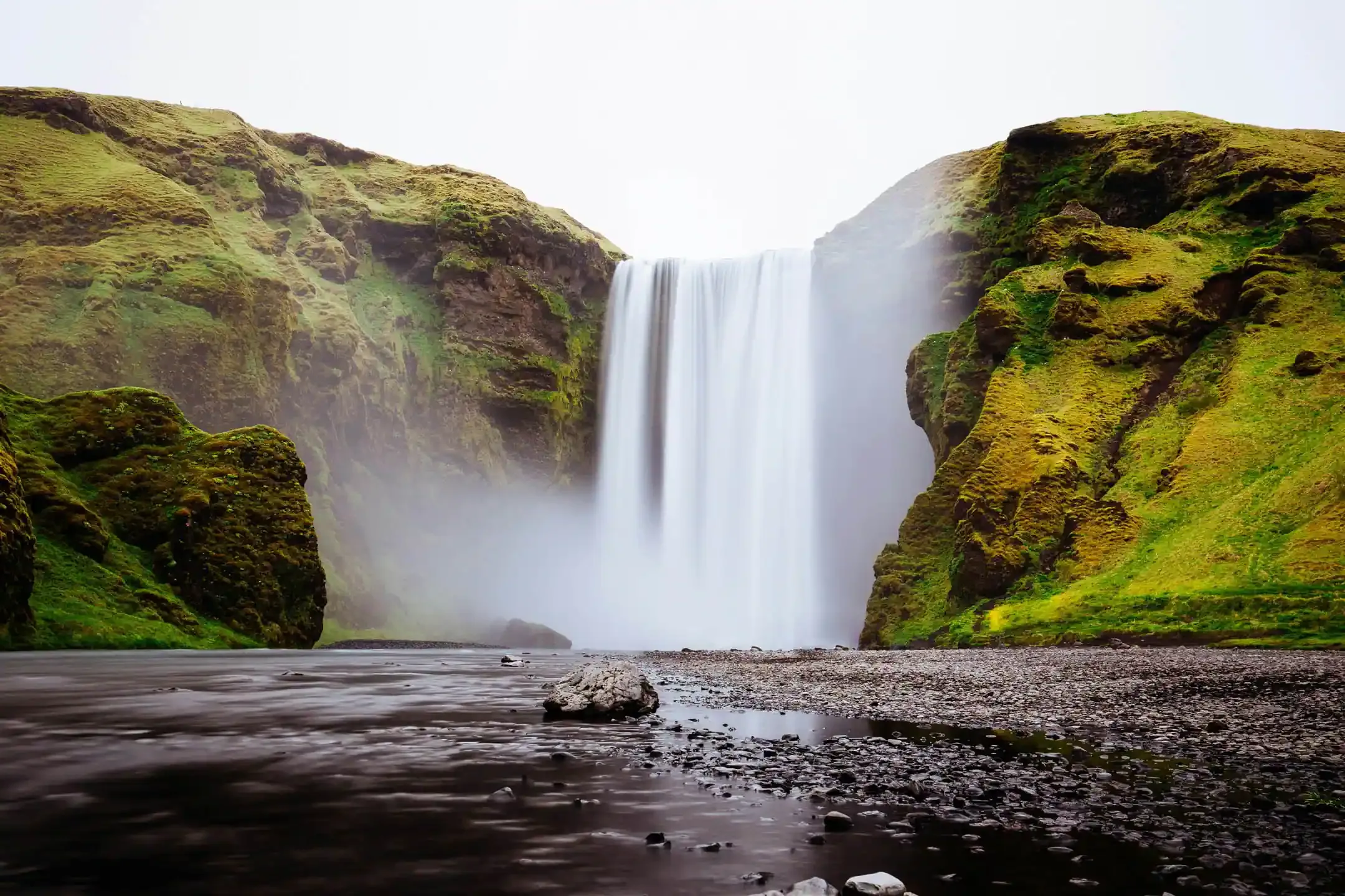De waterval Skógafoss bij camping Skógar in Zuid-IJsland, een geliefde stop voor camperreizigers